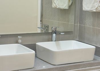 استديو بأثاث مريح وبسيط 