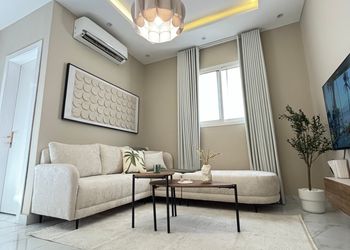 شقة بدخول ذاتي وصالة أنيقة 