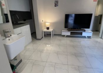 استديو بسرير مريح وأثاث بسيط