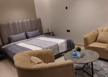 استديو بأثاث مريح وبسيط 