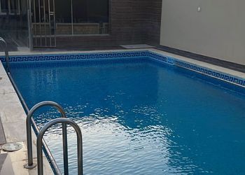كوخ بثلاث غرف نوم ومسبحين