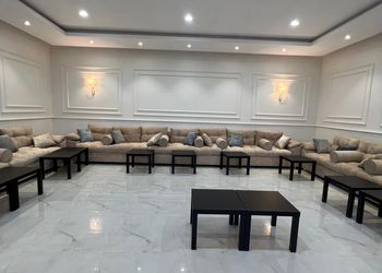 استراحة بألعاب أطفال وملعب كرة 