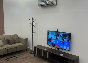 شقة بصالة وثلاث غرف نوم