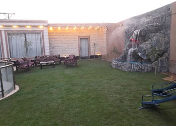 شاليه بملحق خارجي وجلسة خارجية 