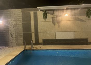شاليه بمسطح اخضر واضاءة اضافيه