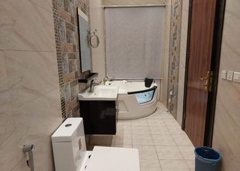 شاليه بمسطح اخضر ومسبح 