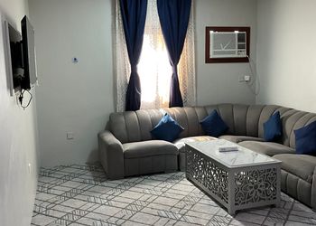 شقة بغرفة نوم وصالة مريحة 