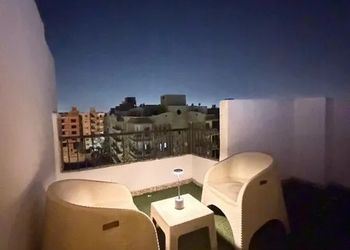 شقة بغرفة معيشة وغرفة نوم 