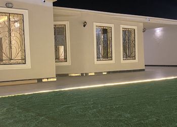 استراحة بمجلس انيق ومسطح اخضر