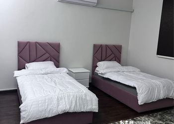 شاليه بمسطح اخضر وجلسة خارجية 