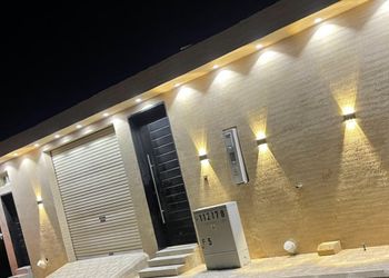شاليه بجلسة تطل على مسبح خارجي 