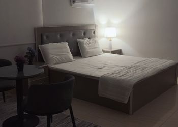 استديو بسرير ماستر وجلسة جانبية 