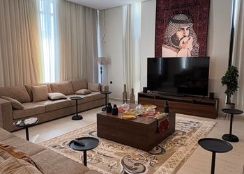 شاليه بمسطح اخضر ومسبح