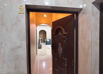 شقة بأثاث مريح وبسيط 