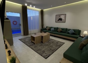 شالية بجلسة مطلة على مسبح 
