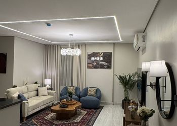شقة بغرفة معيشة وغرفتين نوم 