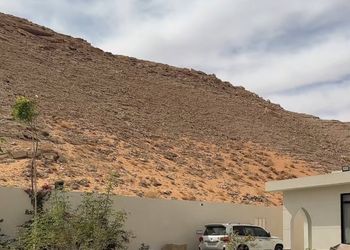 شاليه بمجلس مطل على المسبح 