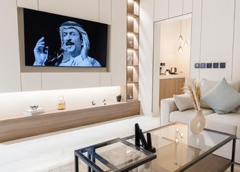 شقة بصالة أنيقة ودخول ذاتي