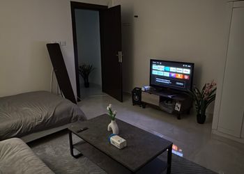 استديو بأثاث مريح وبسيط 