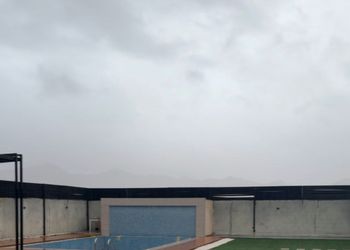 شاليه بمجالس أنيقة ومسبح خارجي