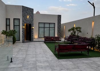 شاليه بمسطح اخضر ومسبح 