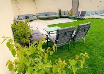 شاليه بمسطح اخضر و خيمة خارجية 