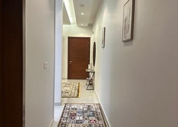 شقة أنيقة بصالة وغرف نوم