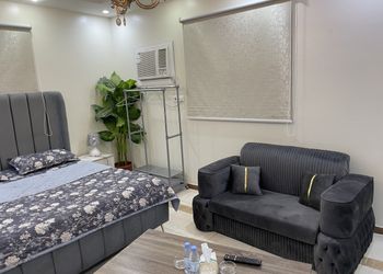 استديو بأثاث مريح وبسيط 