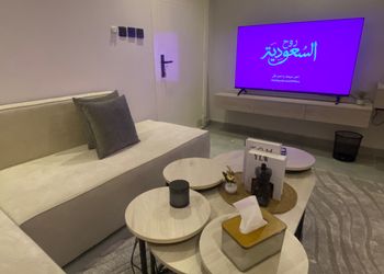 استديو بسرير مريح وتصميم هادئ 