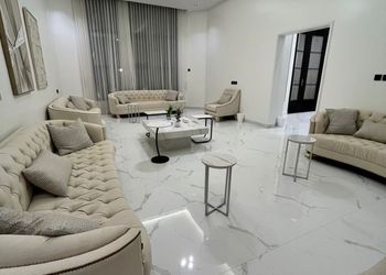 شاليه بمسطح اخضر وجلسة خارجية 