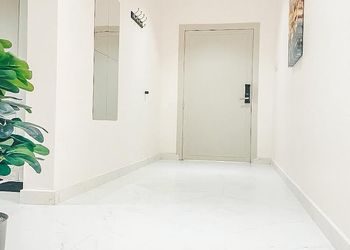 استديو بأثاث مريح وبسيط