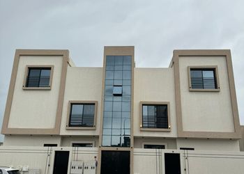 شقة بصالة انيقة وثلاث غرف نوم