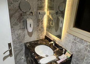 غرفة بسرير ماستر وجلسة 