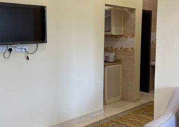 شقة بغرفتين نوم وصالة ومجلس