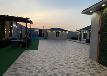 استراحة بمسبح خارجي وجلسة خارجية