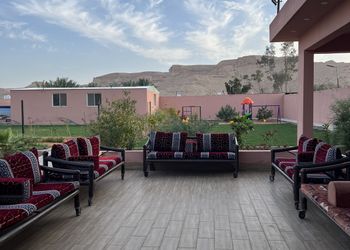استراحة بجلسة خارجية ومسطح اخضر