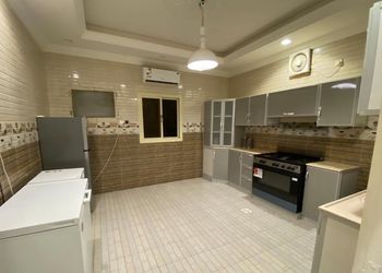 شاليه بجلسة تطل على مسبح خارجي 