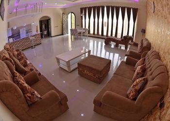شاليه بألعاب مائية ومسطح اخضر