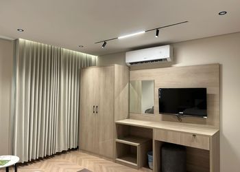 استديو بأثاث مريح وبسيط 