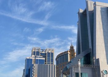 شقة بصالة وثلاث غرف نوم