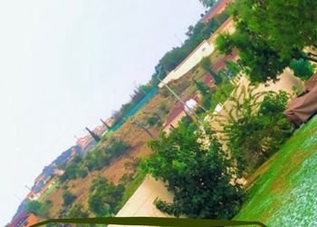 شاليه بمسطح اخضر وجلسة خارجية 