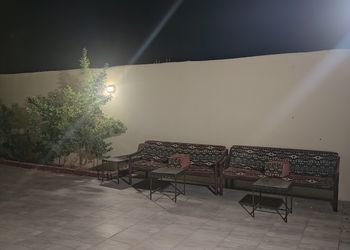 شاليه بمجلس وفناء خارجي 