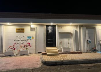غرفة بأثاث مريح وبسيط 