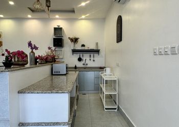 شاليه بجلسه مطله على مسبح بألعاب