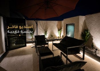 استديو بجلسة خارجية دخول ذاتي
