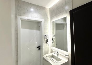 استديو بأثاث مريح وبسيط 