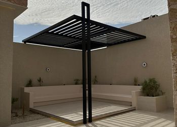 شاليه بجلسة تطل على مسبح خارجي 