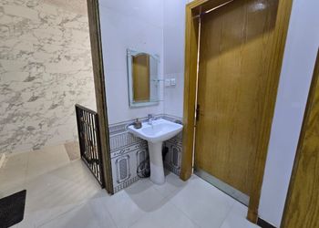 استديو بسريرين مفردة و أثاث مريح