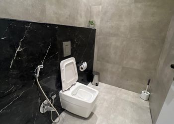 شقة بصالة وثلاث غرف نوم