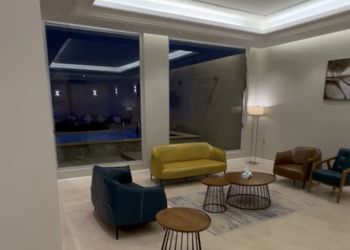 شاليه بمسطح اخضر ومسبح خارجي